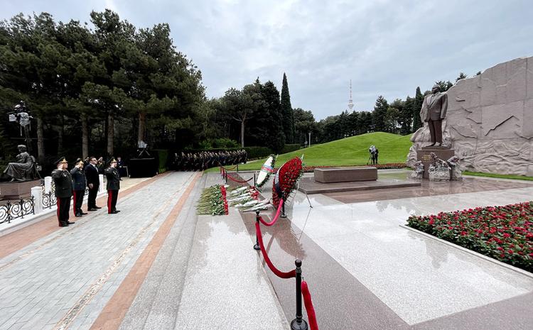 Azerbaijan Defense Ministry’s leadership paid tribute to the memory of the National Leader - VIDEO