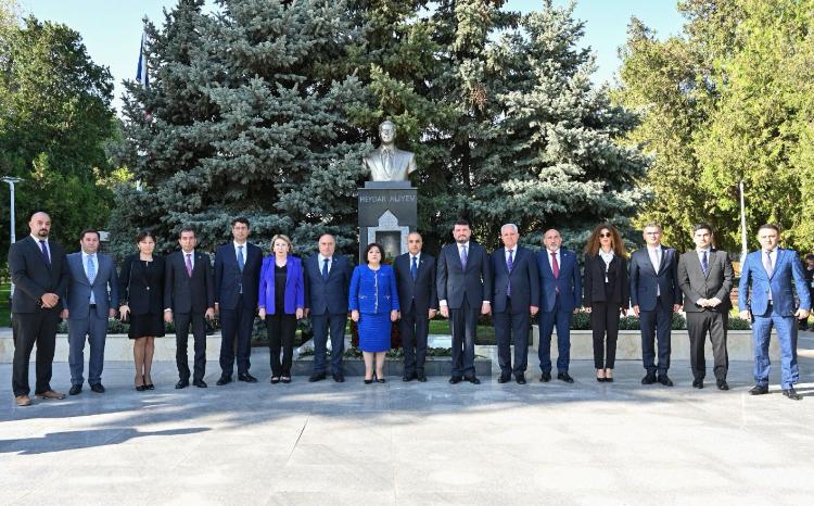 Сагиба Гафарова и руководимая ею парламентская делегация посетили памятник Общенациональному лидеру Гейдару Алиеву в Бухаресте 