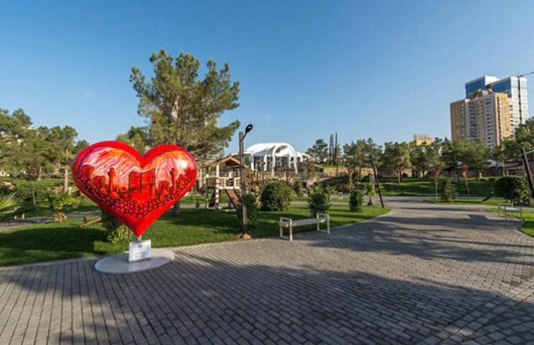 “Sevirəm” parkı genişlənir, istismar müddəti bitmiş tikililər sökülür 