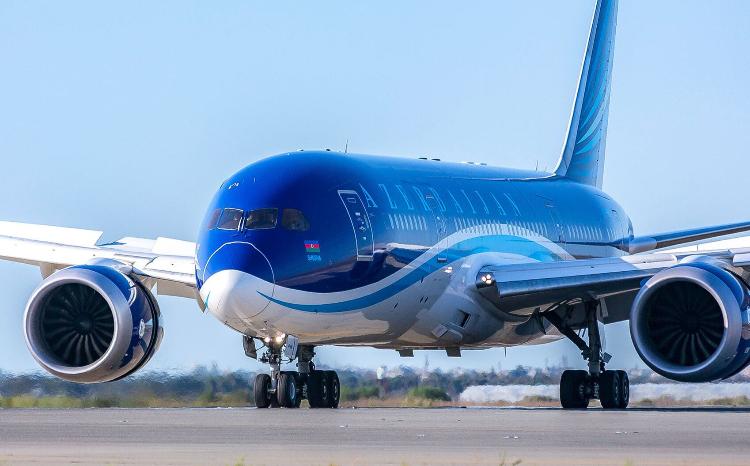 Самолет AZAL, летевший в Минеральные Воды, повернул назад 