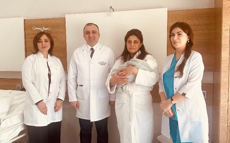 Azərbaycanda qadın böyrək köçürüldükdən sonra 2 uşaq dünyaya gətirdi 