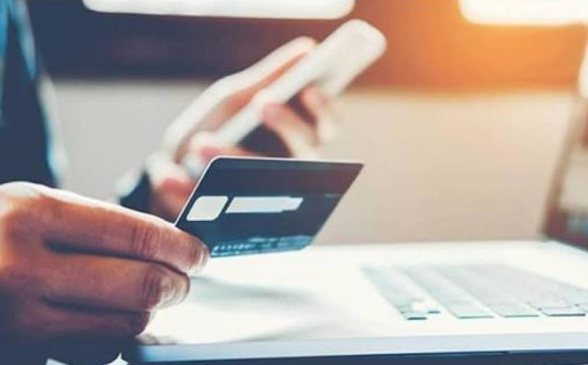 Elektron pul köçürmələri ilə bağlı yeni qaydanın qüvvəyə minmə tarixi dəyişdirilib 
